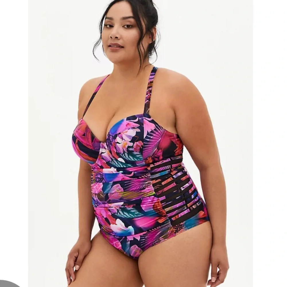NWT torrid ladder side mesh leaves print swimsuit
